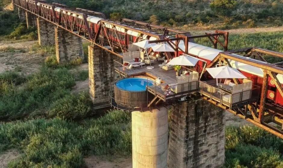 Khách sạn hoang dã bậc nhất thế giới: Nằm trên cây cầu treo hơn trăm tuổi, giá phòng lên tới hơn 32 triệu đồng/đêm-1
