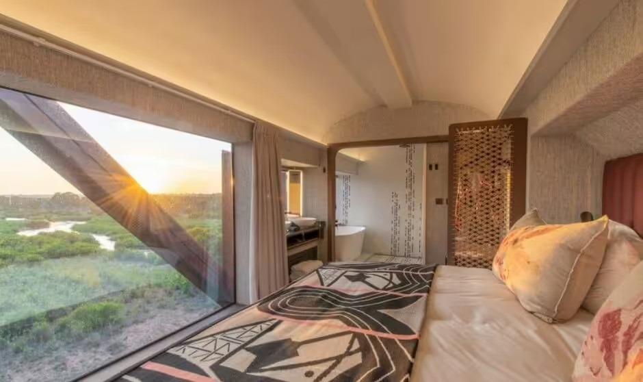 Khách sạn hoang dã bậc nhất thế giới: Nằm trên cây cầu treo hơn trăm tuổi, giá phòng lên tới hơn 32 triệu đồng/đêm-2