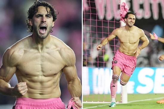 Cầu thủ giàu hơn cả Messi khoe body như 'quái vật' trên sân cỏ gây xôn xao MXH