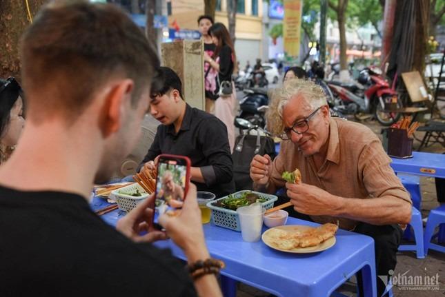 Chàng Tây thoăn thoắt nướng nem lụi, rao bán bánh xèo ở vỉa hè Hà Nội-2