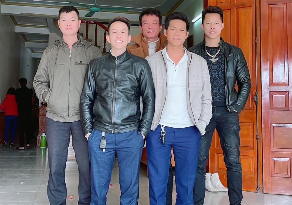 7 chàng rể vàng mười, phụ việc đồng áng, thay nhau chăm sóc bố vợ-1