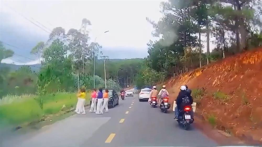 Giá phải trả cho những khoảnh khắc tự sướng giữa đường-1