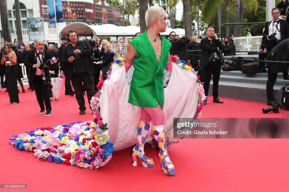 Cannes ngày 7: Chiếc váy trong suốt phần ngực của Bella Hadid gây náo loạn thảm đỏ-17