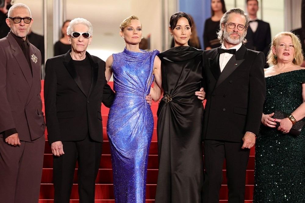 Cannes ngày 7: Chiếc váy trong suốt phần ngực của Bella Hadid gây náo loạn thảm đỏ-4