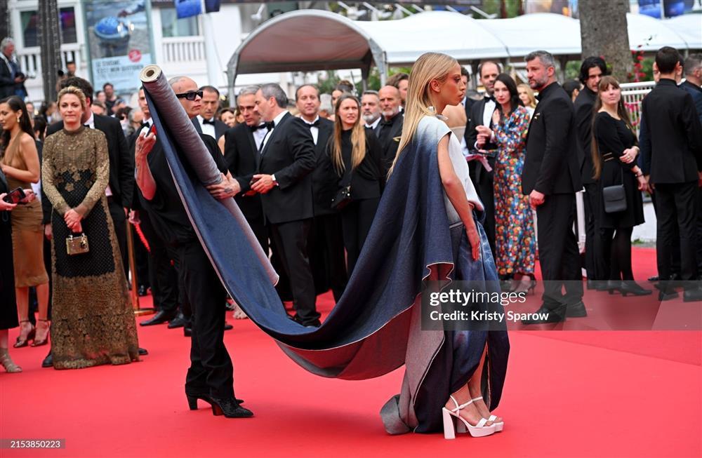 Cannes ngày 7: Chiếc váy trong suốt phần ngực của Bella Hadid gây náo loạn thảm đỏ-5