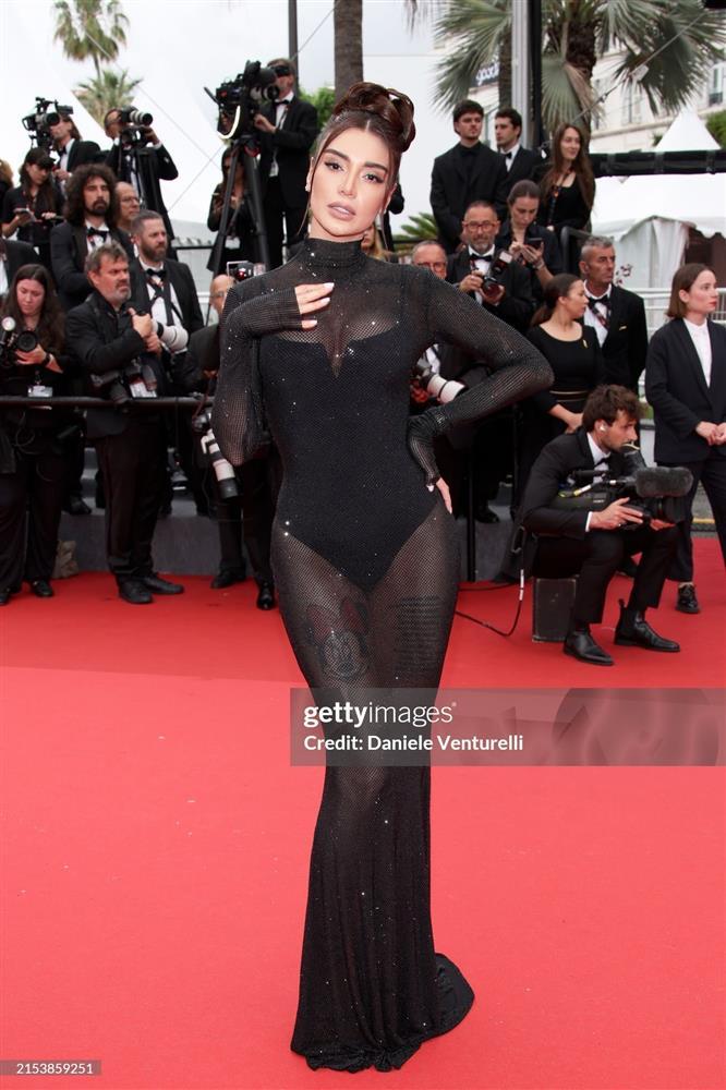 Cannes ngày 7: Chiếc váy trong suốt phần ngực của Bella Hadid gây náo loạn thảm đỏ-6