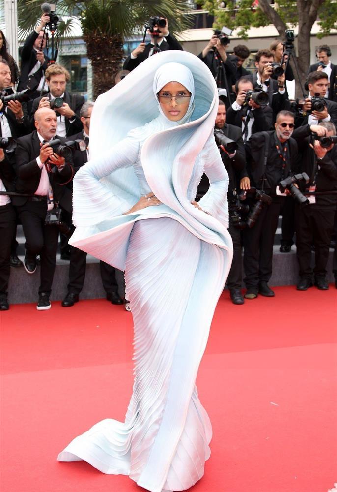 Cannes ngày 7: Chiếc váy trong suốt phần ngực của Bella Hadid gây náo loạn thảm đỏ-8