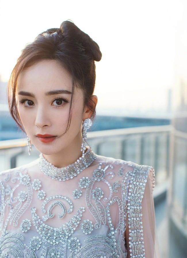 Cuộc chiến thảm đỏ Cannes được mong nhất-4