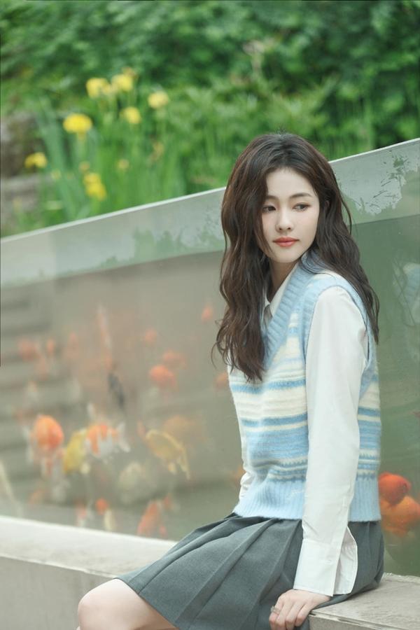 Vượt mặt 2 đỉnh lưu Dương Tử - Địch Lệ Nhiệt Ba, Bạch Lộc dẫn đầu lứa tiểu hoa 90 với thành tích khủng-3