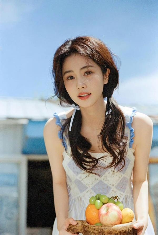 Vượt mặt 2 đỉnh lưu Dương Tử - Địch Lệ Nhiệt Ba, Bạch Lộc dẫn đầu lứa tiểu hoa 90 với thành tích khủng-6