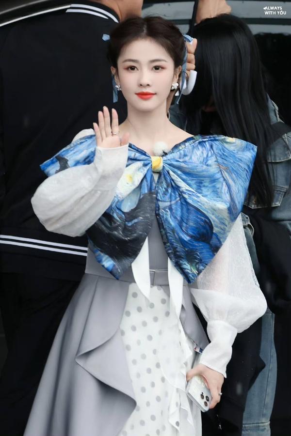 Vượt mặt 2 đỉnh lưu Dương Tử - Địch Lệ Nhiệt Ba, Bạch Lộc dẫn đầu lứa tiểu hoa 90 với thành tích khủng-7