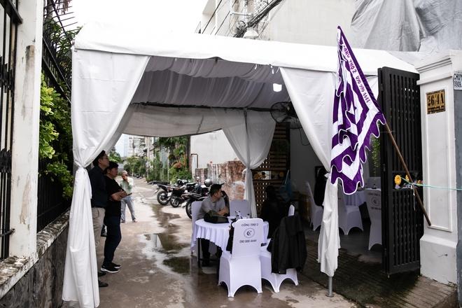 Lễ viếng diễn viên Đức Tiến tại Việt Nam: Nghệ sĩ có mặt từ sớm, mẹ ruột không cầm được nước mắt-1