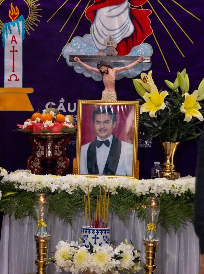 Lễ viếng diễn viên Đức Tiến tại Việt Nam: Nghệ sĩ có mặt từ sớm, mẹ ruột không cầm được nước mắt-2