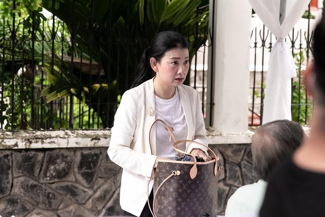 Lễ viếng diễn viên Đức Tiến tại Việt Nam: Nghệ sĩ có mặt từ sớm, mẹ ruột không cầm được nước mắt-8