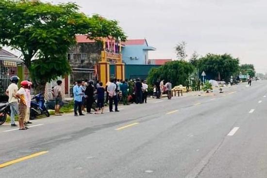 Cụ bà 90 tuổi tử vong bên đường, nghi bị ô tô tông rồi bỏ trốn