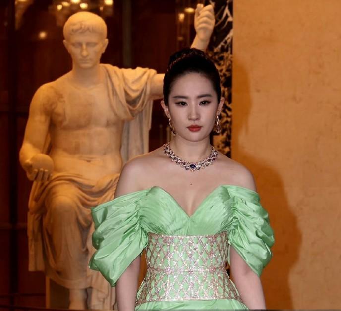 Lưu Diệc Phi diện váy trễ vai, bị chê body kém thon gọn-1