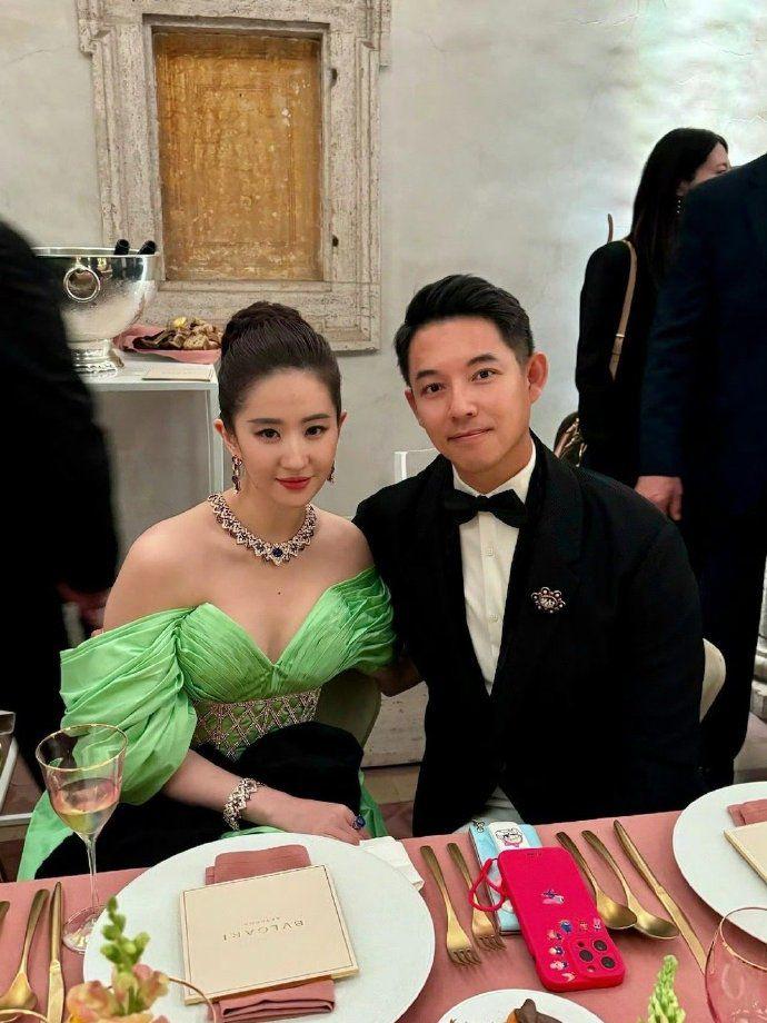 Lưu Diệc Phi diện váy trễ vai, bị chê body kém thon gọn-2