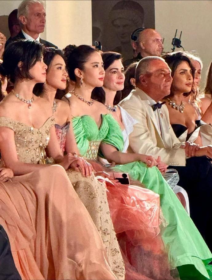 Lưu Diệc Phi diện váy trễ vai, bị chê body kém thon gọn-3