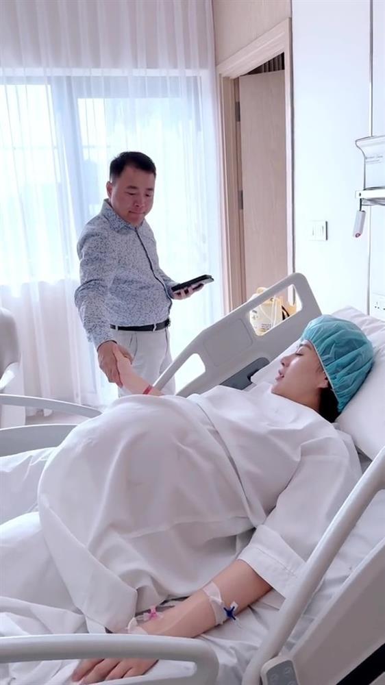 Phương Oanh khóc nấc khi sinh xong về biệt thự vì 1 thứ Shark Bình chuẩn bị, hé lộ thái độ mẹ chồng khi có thêm 2 cháu-3