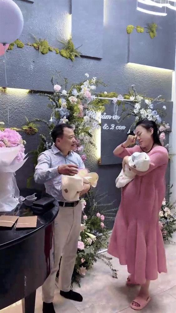Phương Oanh khóc nấc khi sinh xong về biệt thự vì 1 thứ Shark Bình chuẩn bị, hé lộ thái độ mẹ chồng khi có thêm 2 cháu-5