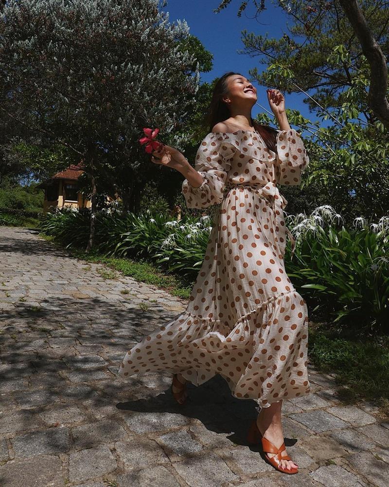 10 cách mặc váy maxi đi biển tham khảo từ các mỹ nhân Việt-10