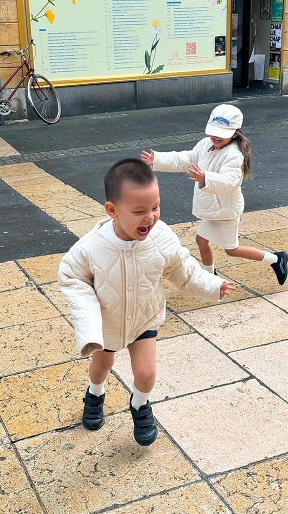 Cặp song sinh nhà Hồ Ngọc Hà tung tăng ở trời Âu-2