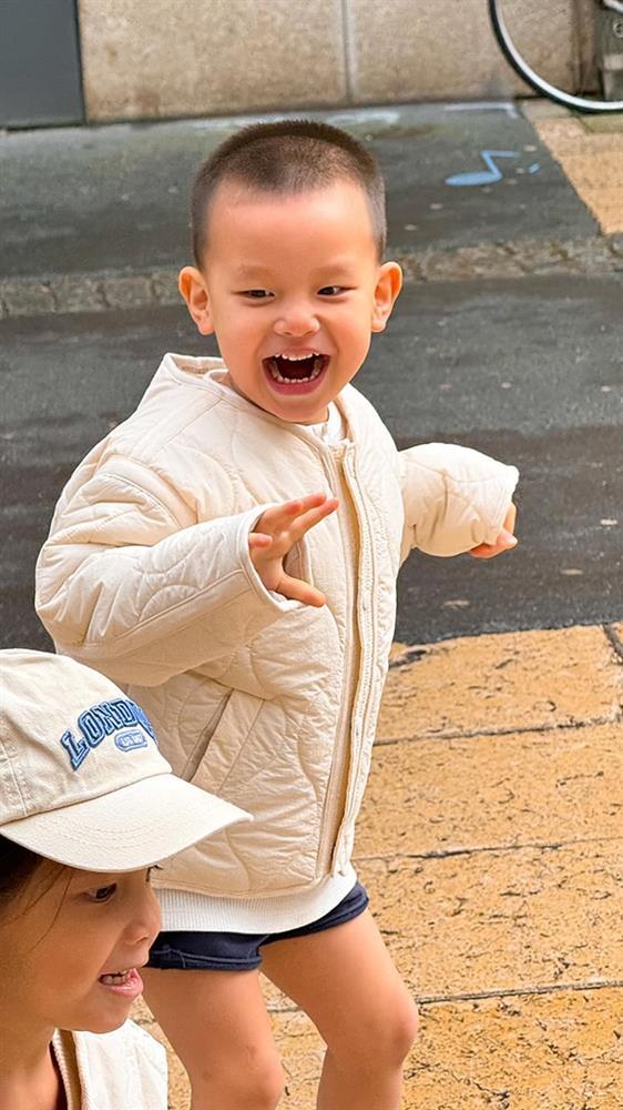 Cặp song sinh nhà Hồ Ngọc Hà tung tăng ở trời Âu-3