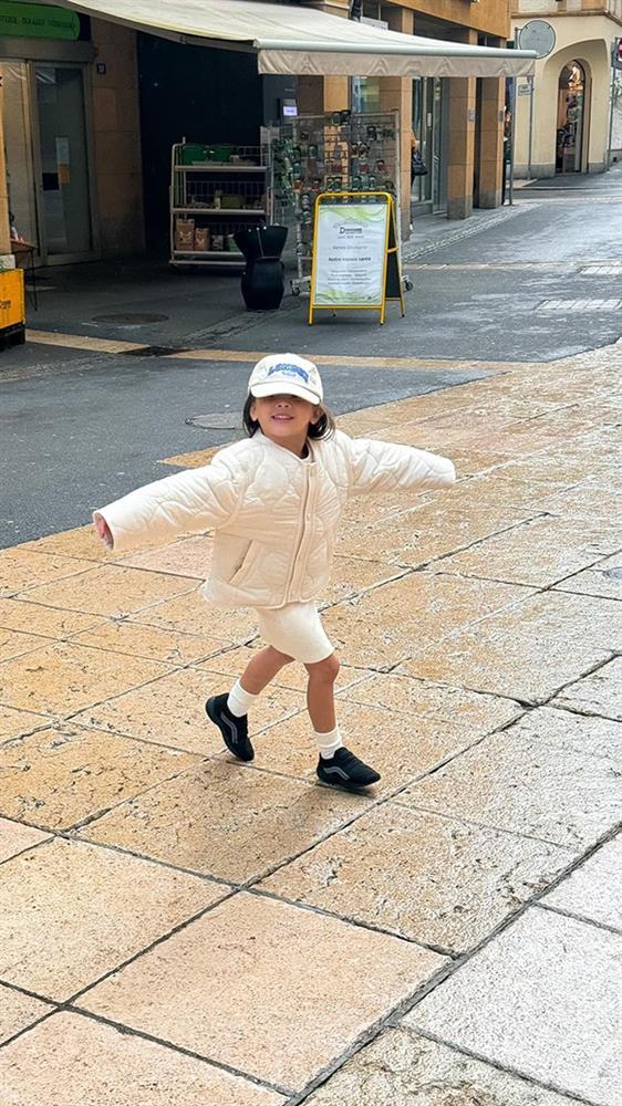 Cặp song sinh nhà Hồ Ngọc Hà tung tăng ở trời Âu-4