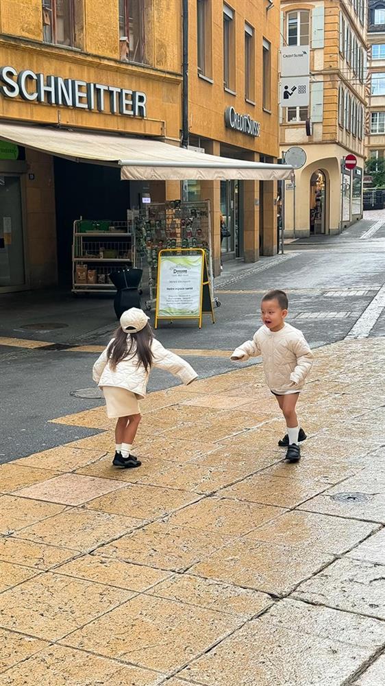 Cặp song sinh nhà Hồ Ngọc Hà tung tăng ở trời Âu-5