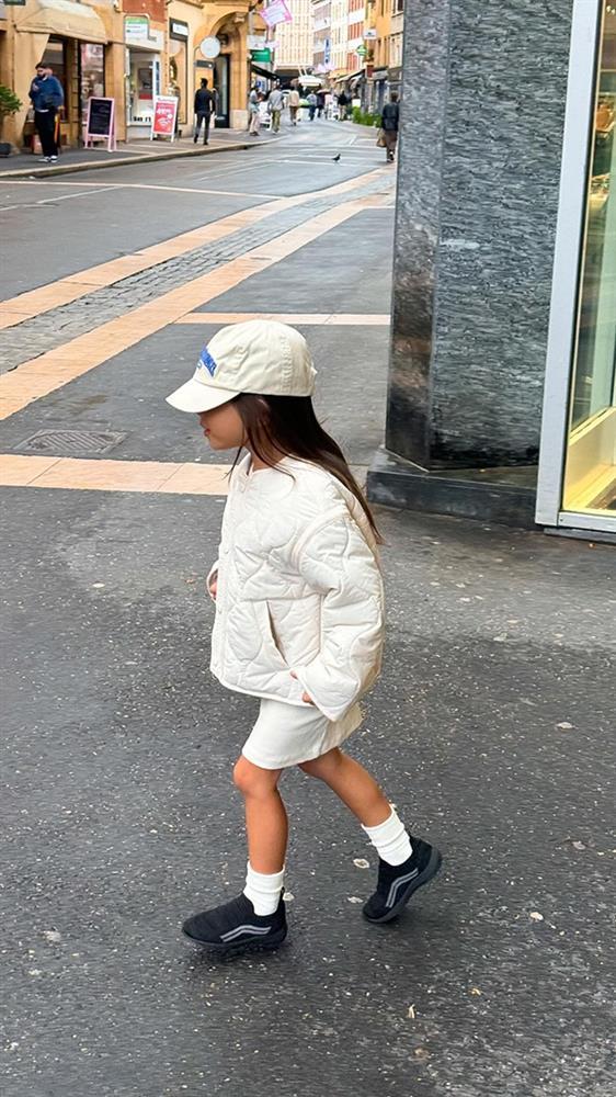 Cặp song sinh nhà Hồ Ngọc Hà tung tăng ở trời Âu-6