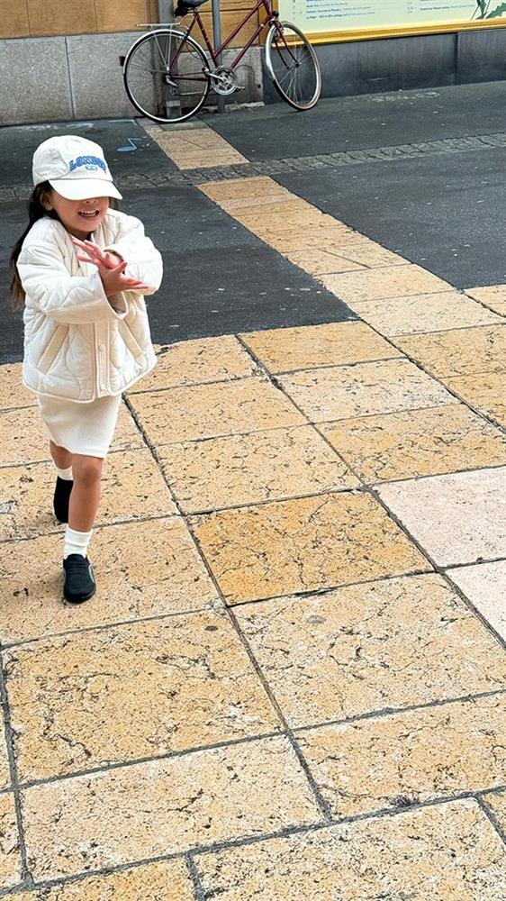 Cặp song sinh nhà Hồ Ngọc Hà tung tăng ở trời Âu-7