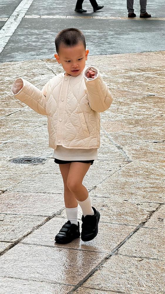 Cặp song sinh nhà Hồ Ngọc Hà tung tăng ở trời Âu-8