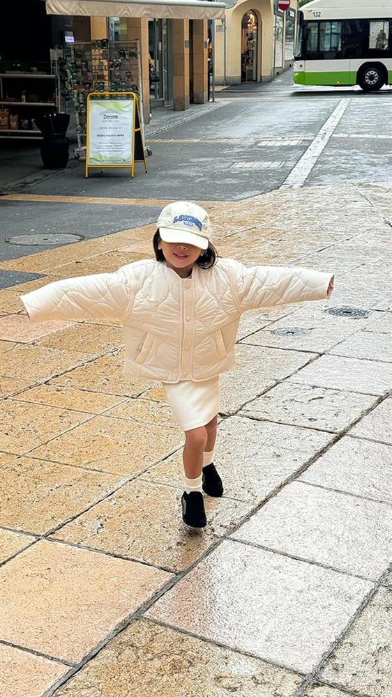 Cặp song sinh nhà Hồ Ngọc Hà tung tăng ở trời Âu-9