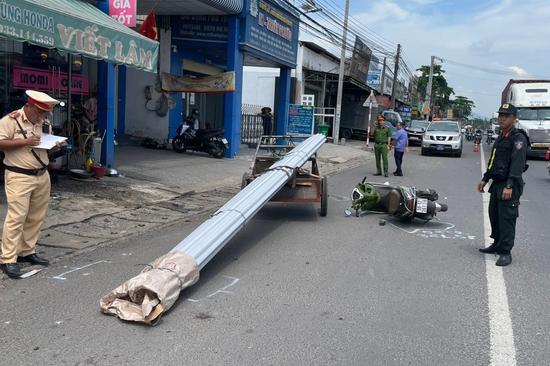 Tông vào xe máy chở tôn, nam thanh niên tử vong
