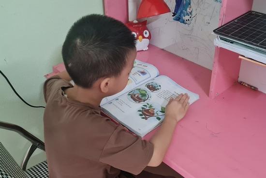 Phụ huynh bất ngờ vì con học lớp 1 phải thi viết bài luận về sách