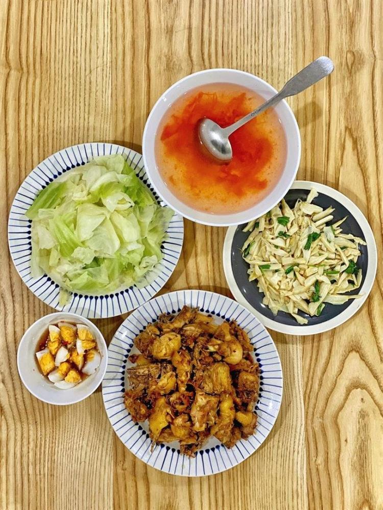 Mỹ nhân đảm đang nhất VFC: Bếp bóng loáng, mâm cơm nhà nhìn món nào cũng thèm-8