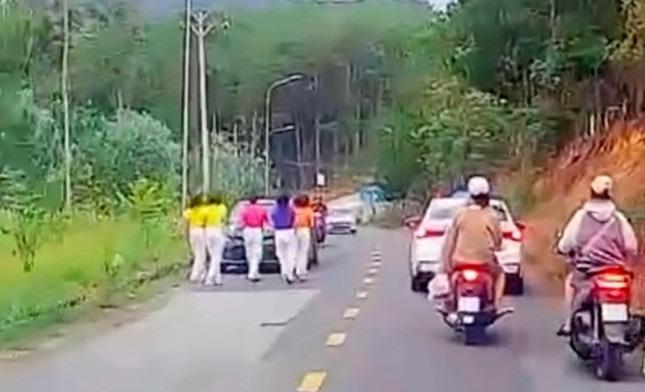 Thêm 4 phụ nữ tập thể dục giữa đường bị Công an Đà Lạt mời làm việc-2