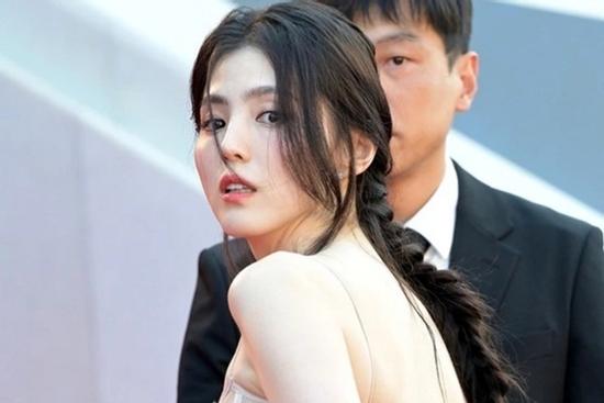 Han So Hee bị truyền thông quốc tế ghẻ lạnh ngay tại thảm đỏ Cannes