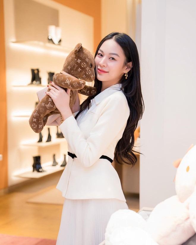 Phí Phương Anh trước khi vướng tin hẹn hò đại gia: Bị soi yêu đương với thiếu gia Sài thành, liên tục lộ hint như muốn công khai-17