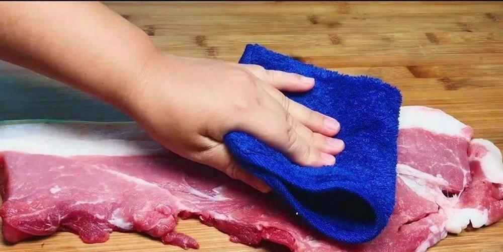 Tại sao phải phủ giẻ lên miếng thịt lợn ở chợ, người bán hàng tiết lộ lý do-1