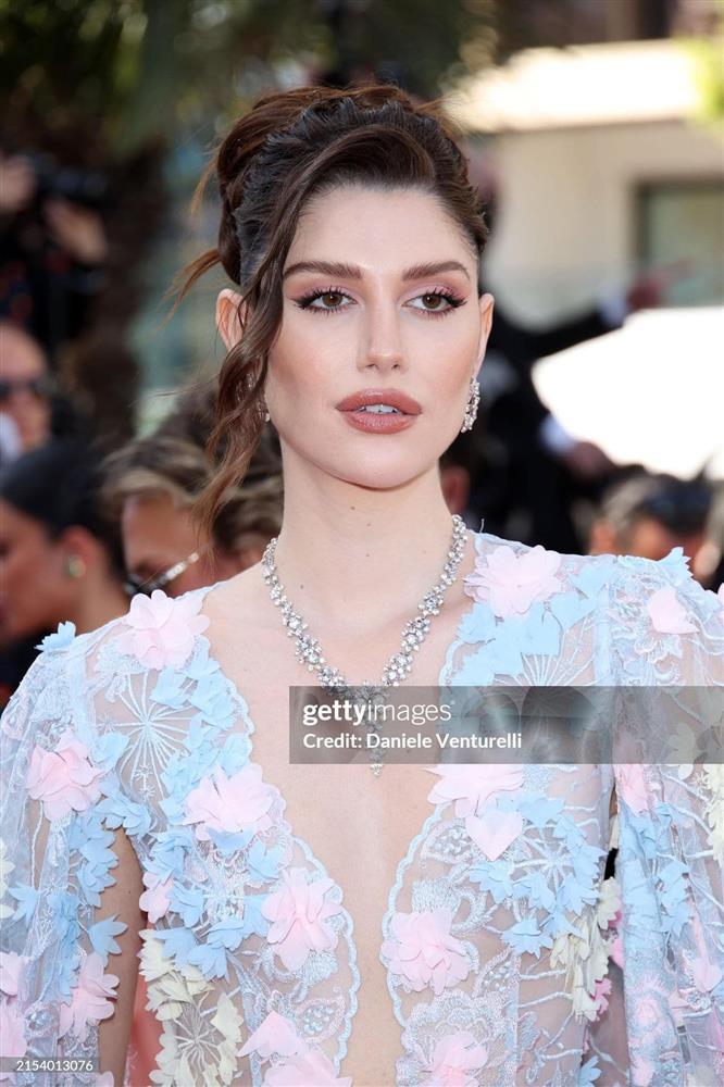 Hoa hậu Hoàn vũ diện váy lưới xuyên thấu ở Cannes-6