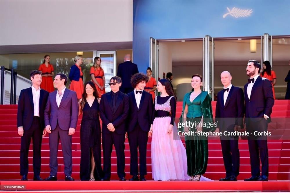 Cannes ngày 8: Đầm cắt xẻ bạo, mặc như không của dàn sao nữ-1