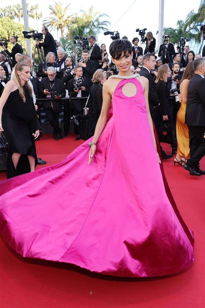Cannes ngày 8: Đầm cắt xẻ bạo, mặc như không của dàn sao nữ-13