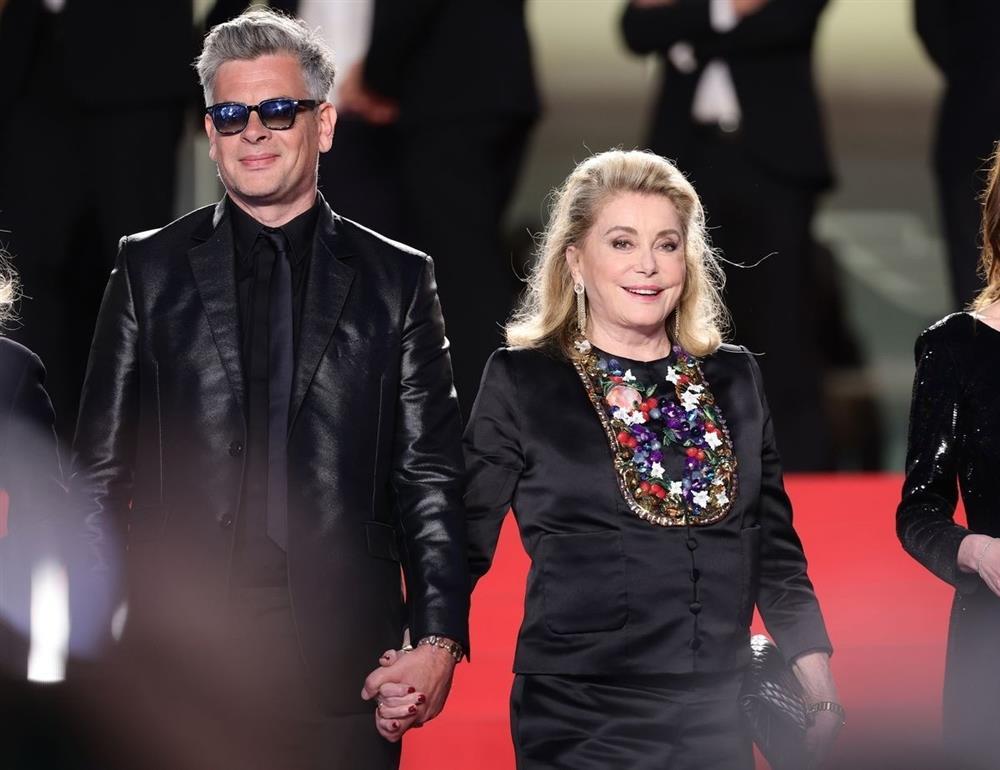 Cannes ngày 8: Đầm cắt xẻ bạo, mặc như không của dàn sao nữ-14