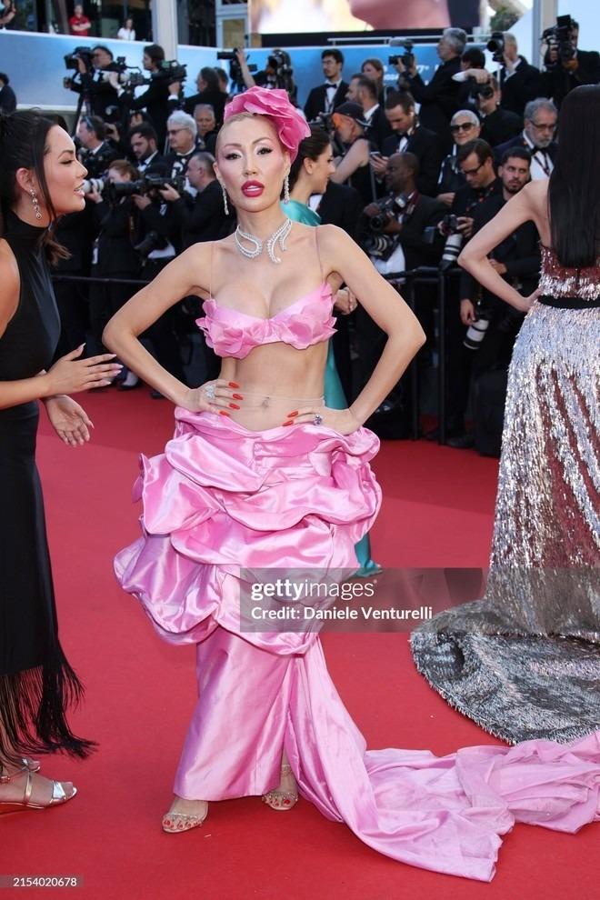 Cannes ngày 8: Đầm cắt xẻ bạo, mặc như không của dàn sao nữ-15