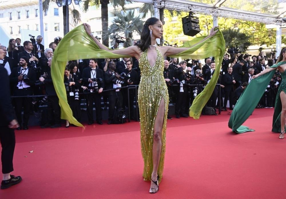 Cannes ngày 8: Đầm cắt xẻ bạo, mặc như không của dàn sao nữ-8
