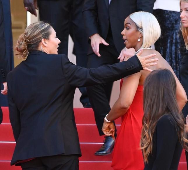 Nữ ca sĩ chỉ tay, mắng mỏ nhân viên trên thảm đỏ Cannes-2