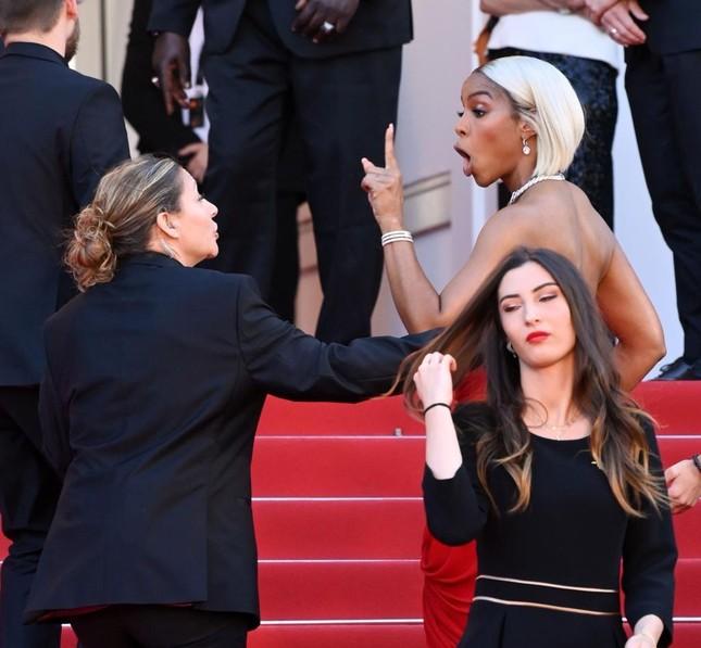 Nữ ca sĩ chỉ tay, mắng mỏ nhân viên trên thảm đỏ Cannes-3