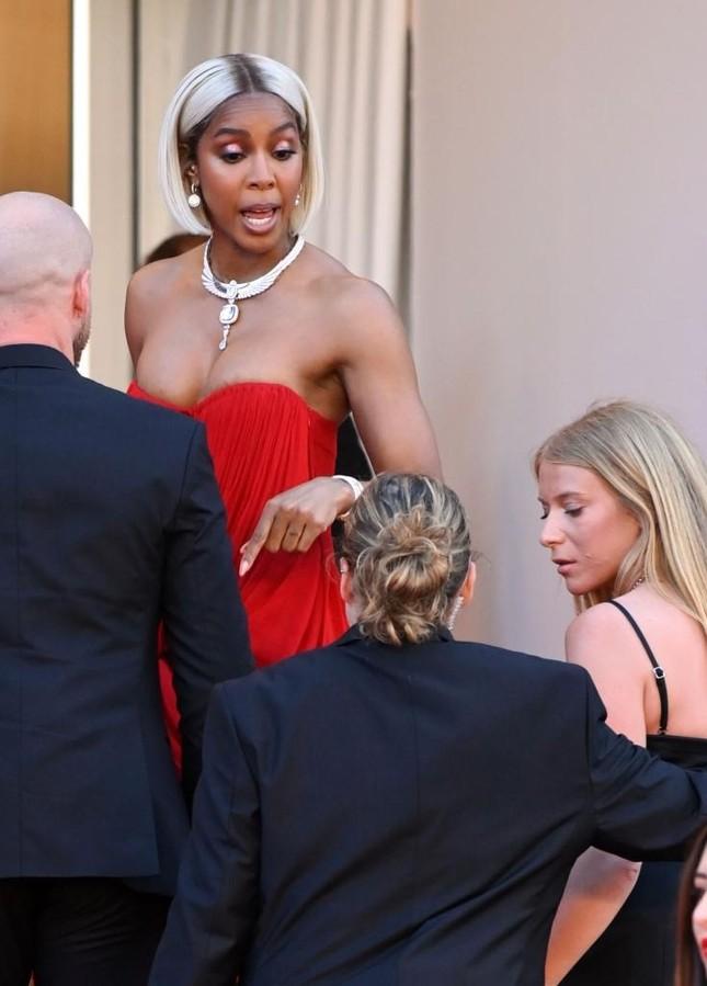 Nữ ca sĩ chỉ tay, mắng mỏ nhân viên trên thảm đỏ Cannes-4