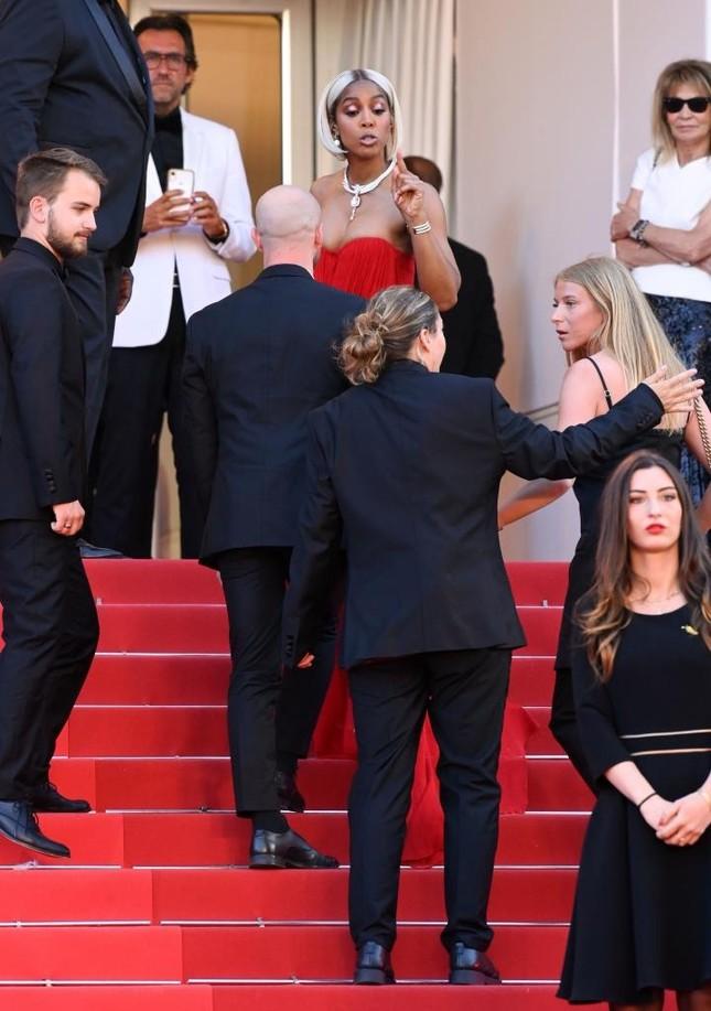 Nữ ca sĩ chỉ tay, mắng mỏ nhân viên trên thảm đỏ Cannes-5